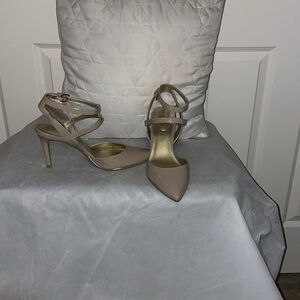 I am selling this Bandolino Natural color high heel size9.5 price $30.